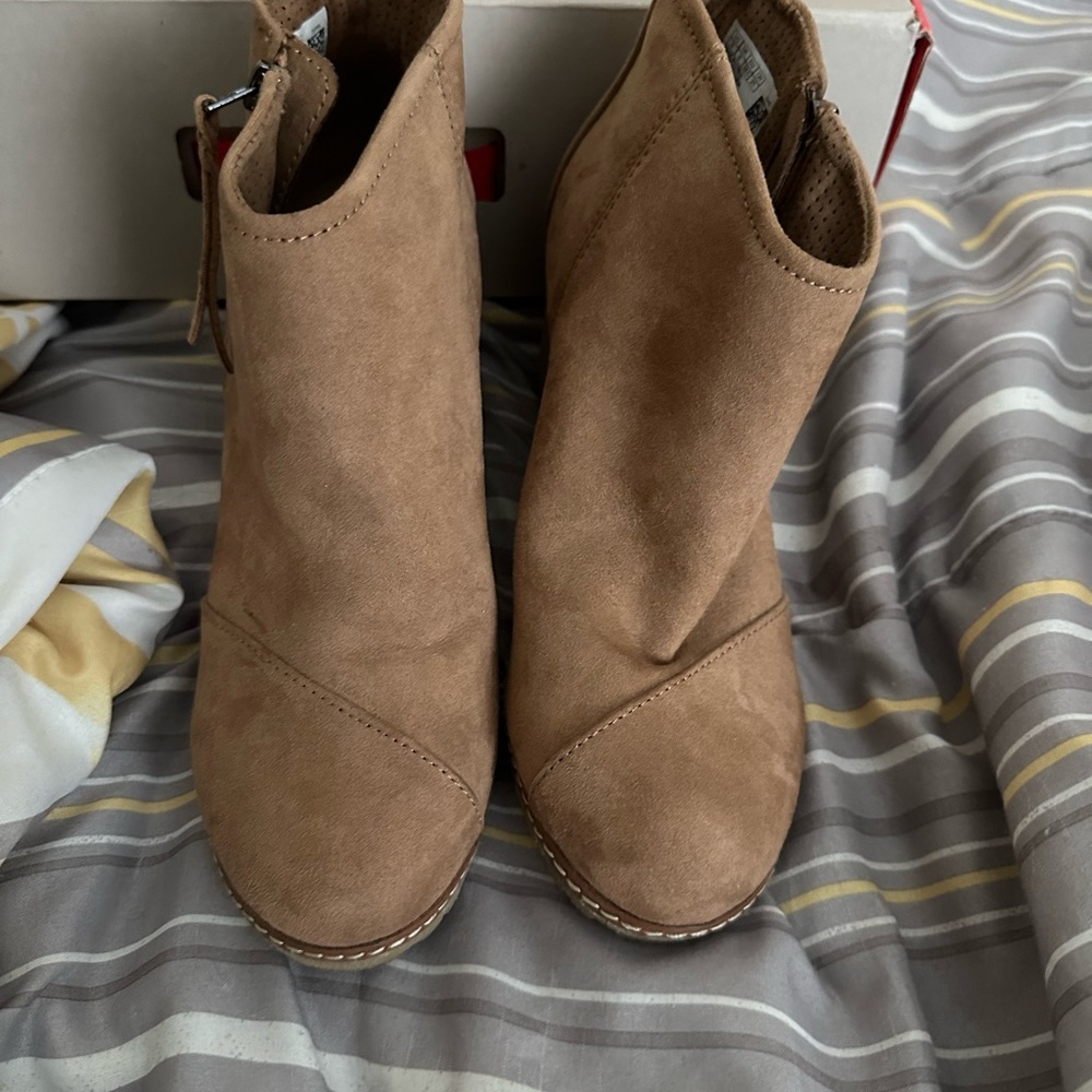 Toms wedges like-new